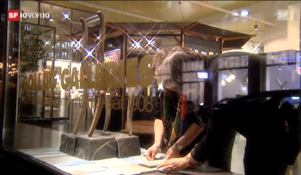 Maria Eitle-Vozar bei der Installation ihrer Arbeit zum Abschiedsausstellung der Galerie Bollag 2011