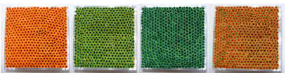 Objekte aus gef�rbten Papierr�llchen in Plexiglasb�xchen